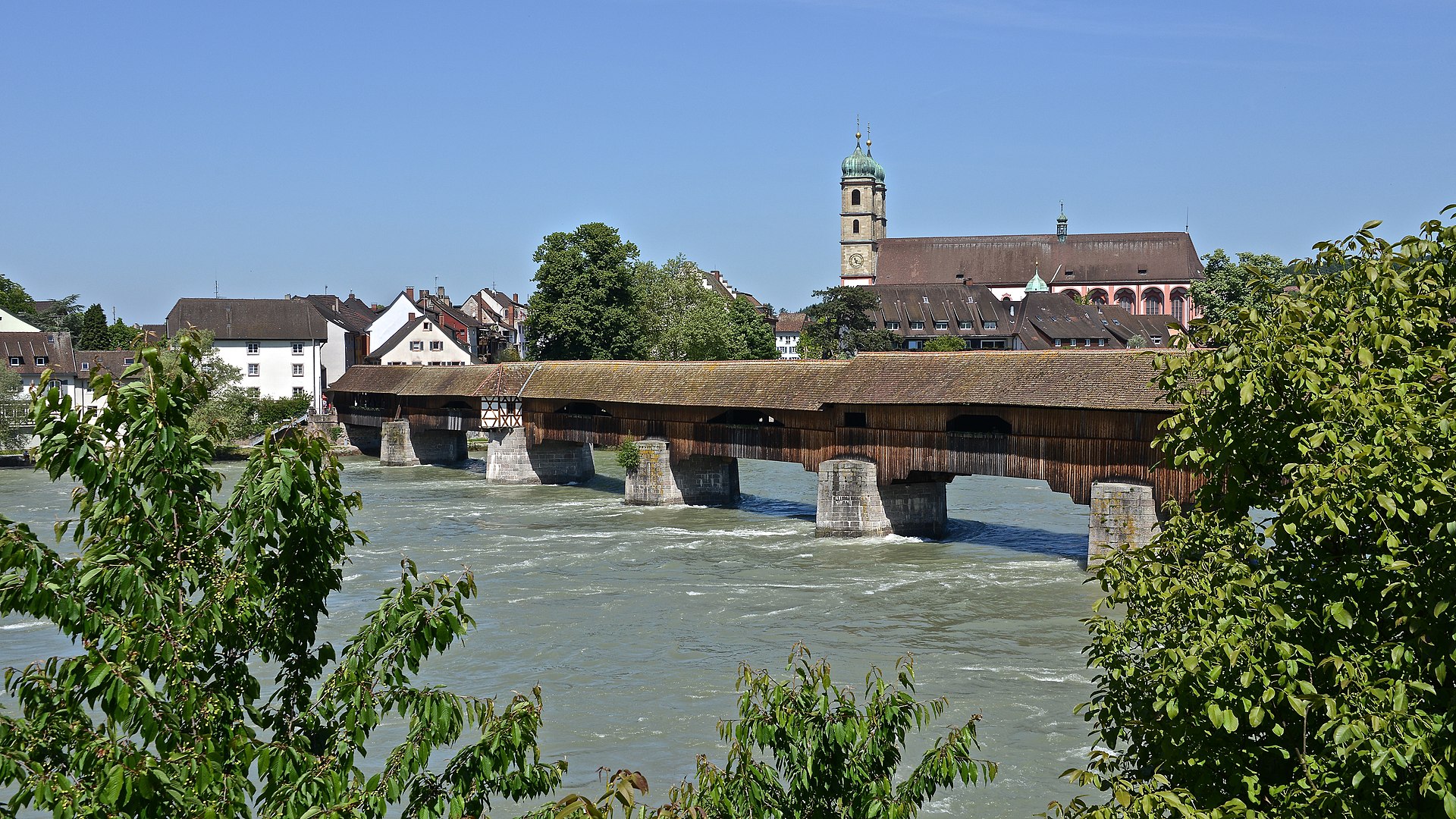 Die längste gedeckte Holzbrücke Europas verbindet Bad Säckingen grenzüberschreitend mit der Gemeinde Stein in der Schweiz.